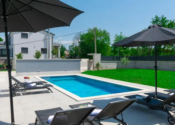 Βίλα Modern 300M2 Villa - King Beds & Leisure Zone
