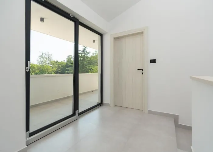 Modern 300M2 Villa - King Beds & Leisure Zone