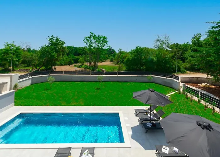 Modern 300M2 Villa - King Beds & Leisure Zone Βίλα Tinjan