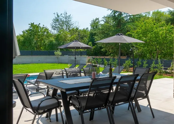 Modern 300M2 Villa - King Beds & Leisure Zone Βίλα *