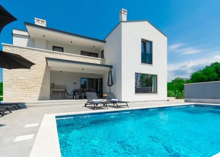 Modern 300M2 Villa - King Beds & Leisure Zone Βίλα