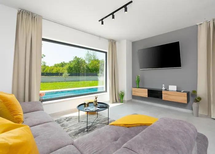 Βίλα Modern 300M2 Villa - King Beds & Leisure Zone Tinjan