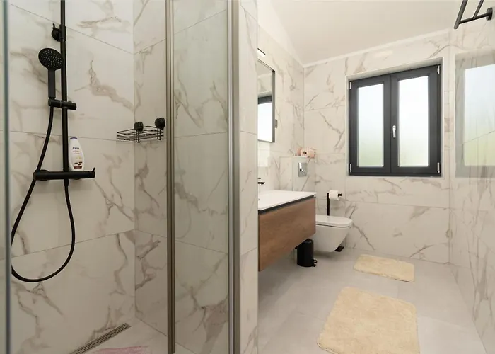 Βίλα Modern 300M2 Villa - King Beds & Leisure Zone Tinjan