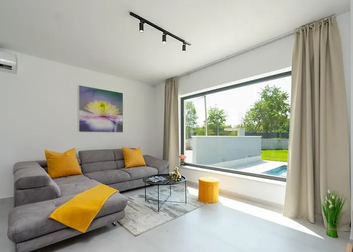 Modern 300M2 Villa - King Beds & Leisure Zone Tinjan