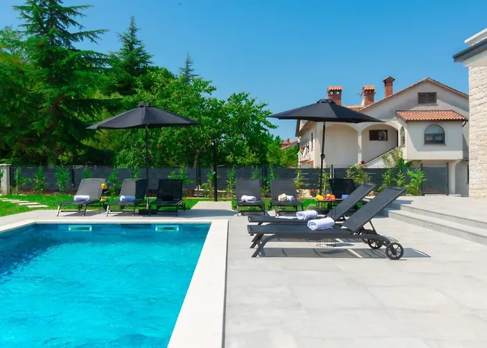 Modern 300M2 Villa - King Beds & Leisure Zone Βίλα Tinjan