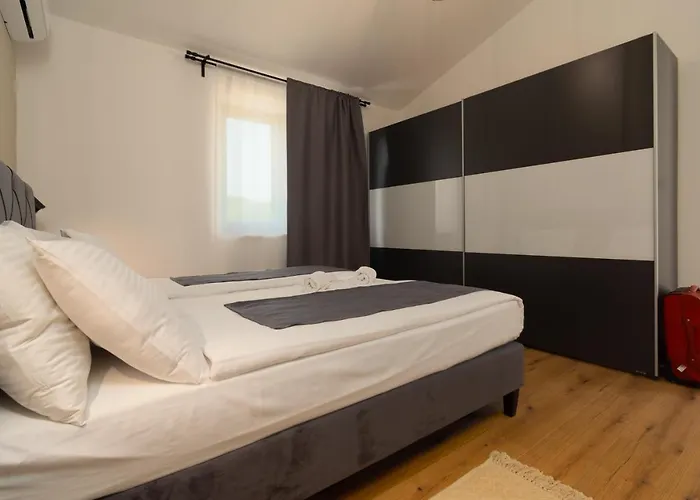 Βίλα Modern 300M2 Villa - King Beds & Leisure Zone Tinjan