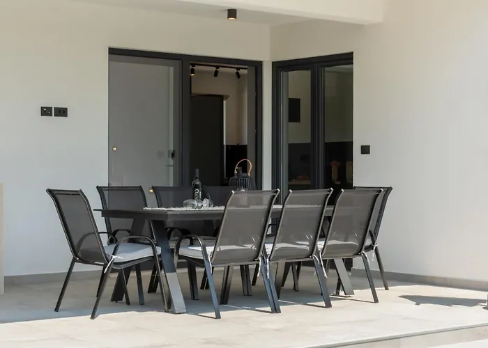 Modern 300M2 Villa - King Beds & Leisure Zone *