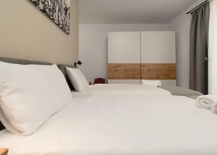 Modern 300M2 Villa - King Beds & Leisure Zone Tinjan