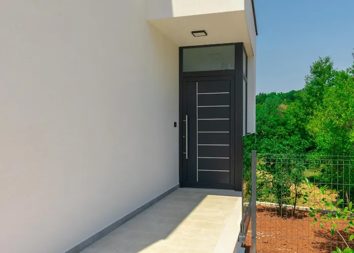 Βίλα Modern 300M2 Villa - King Beds & Leisure Zone Tinjan