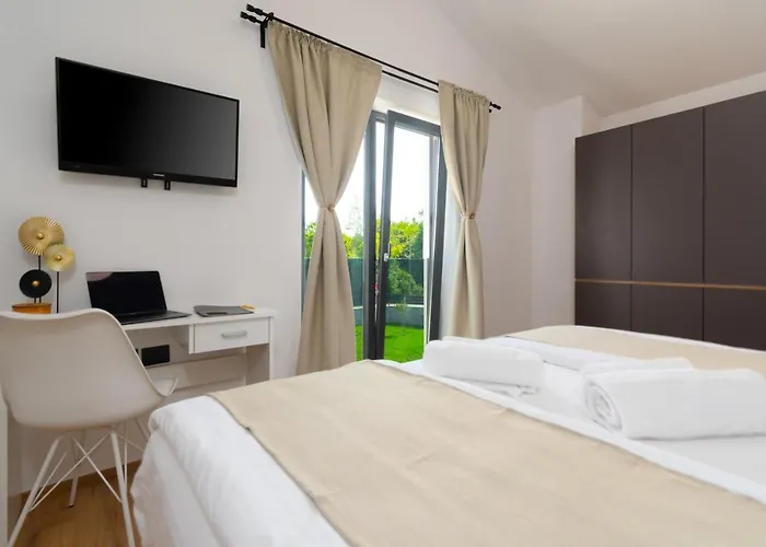 Βίλα Modern 300M2 Villa - King Beds & Leisure Zone Tinjan