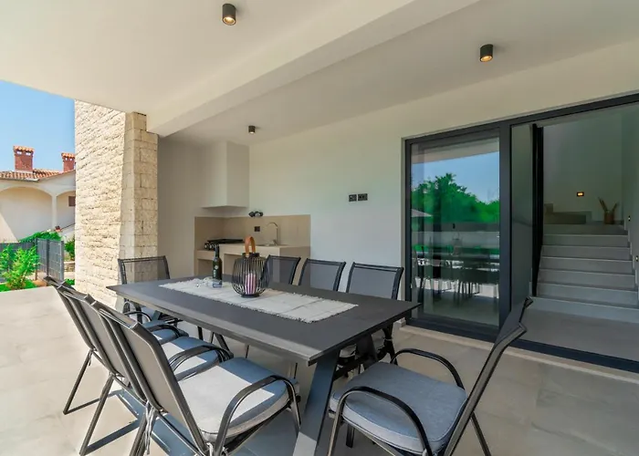 Modern 300M2 Villa - King Beds & Leisure Zone Βίλα