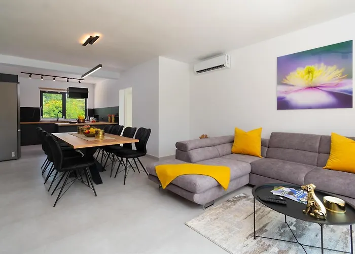 Βίλα Modern 300M2 Villa - King Beds & Leisure Zone Tinjan