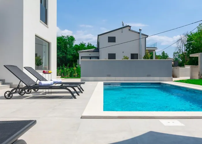 Modern 300M2 Villa - King Beds & Leisure Zone Βίλα