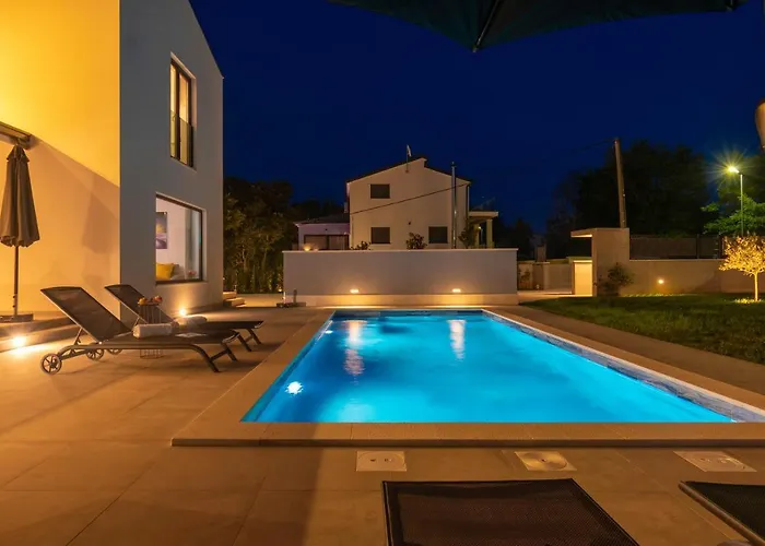 Βίλα Modern 300M2 Villa - King Beds & Leisure Zone Tinjan