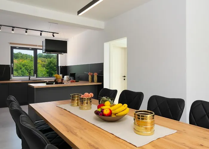 Modern 300M2 Villa - King Beds & Leisure Zone