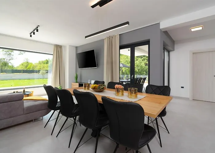 Modern 300M2 Villa - King Beds & Leisure Zone Tinjan