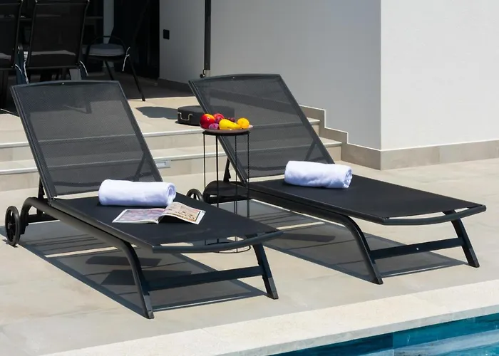 Modern 300M2 Villa - King Beds & Leisure Zone Βίλα *