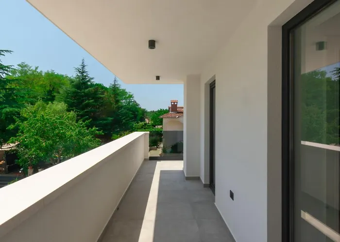 Βίλα Modern 300M2 Villa - King Beds & Leisure Zone Tinjan
